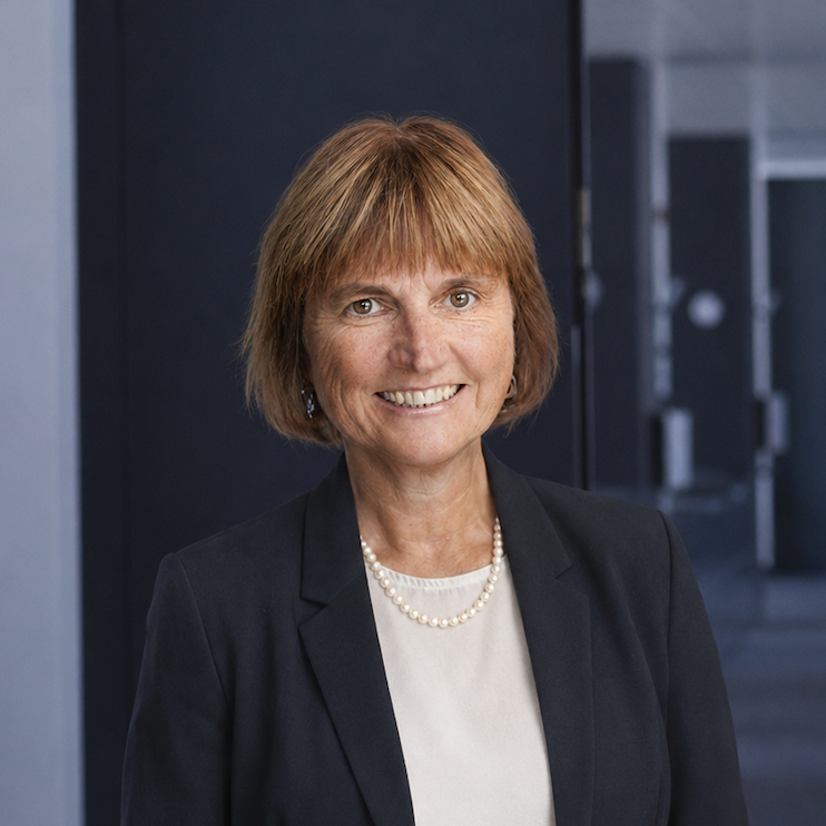 Portrait von Dr. Rahild Neuburger, Keynote Speakerin an der Management School St.Gallen. 