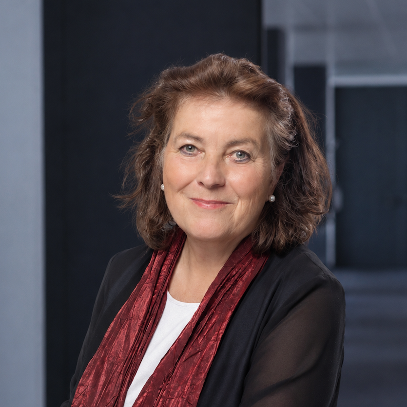 Portrait of Dr. Martina Rummel, experienced coach and Program Director Leadership at the Management School St.Gallen. 