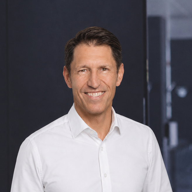 Portrait of Torsten Laufenberg, experienced coach and Program Director Management & Strategy at the Management School St.Gallen. 