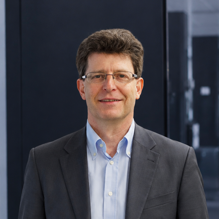 Portrait of Prof. Thomas Schmitt, experienced coach and Program Director Finance & Controlling at the Management School St.Gallen. 
