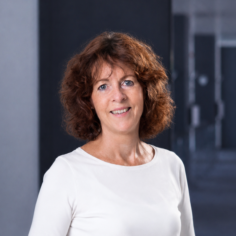 Portrait of Lydia Blau, experienced coach and program director Personal Excellence at the Management School St.Gallen. 