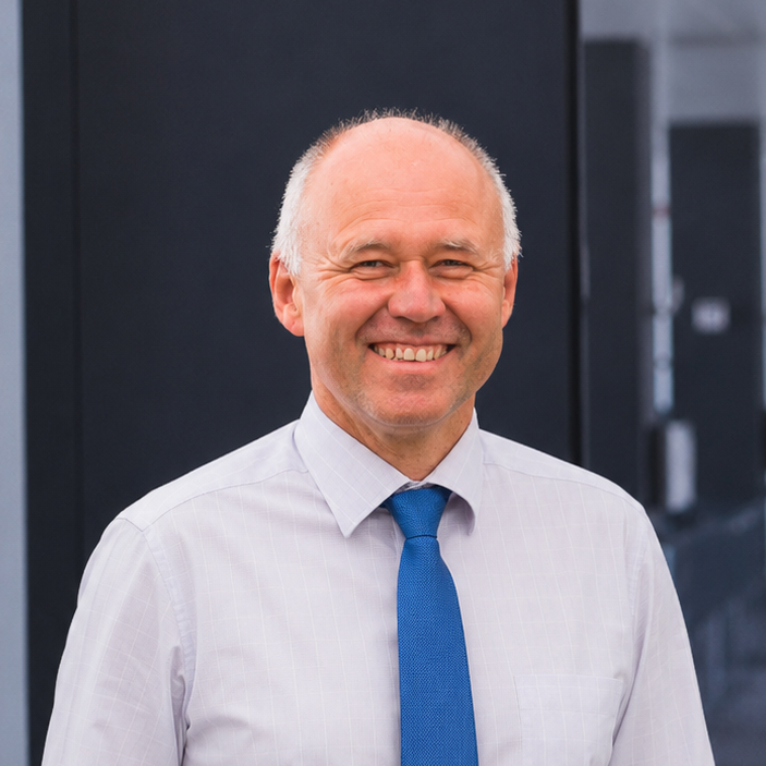 Portrait of Patrick Schmid, experienced coach and program director for project management at the Management School St.Gallen. 