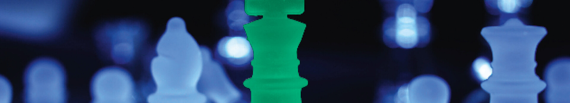 Headerbild mit leuchtenden Schachfiguren und einem hervorgehobenen grünen König. Verweist auf die Veranstaltung «Systemorientiertes Management», ein kombiniertes Programm mit Zertifikat oder Diplom der Management School St.Gallen.