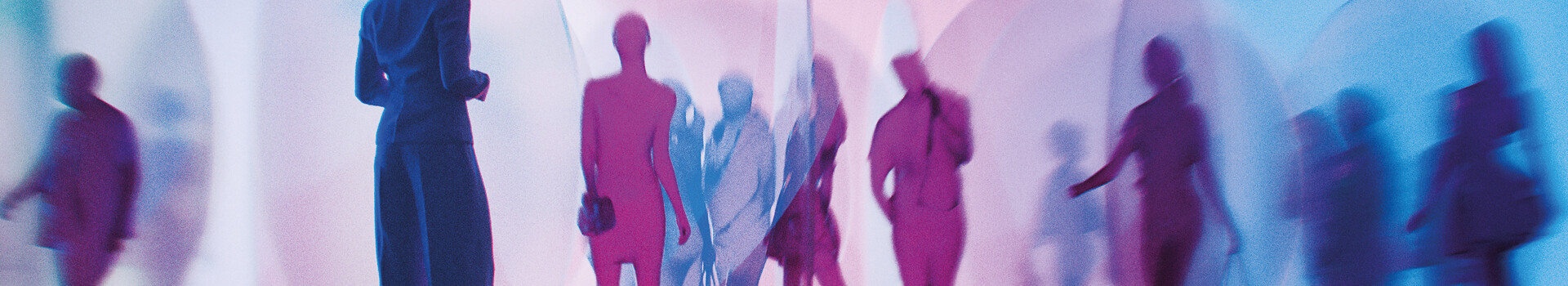 Abstrakte Darstellung von Menschen in Bewegung mit blauen und violetten Silhouetten vor einem futuristischen Hintergrund. Symbolisiert HR-Entwicklung, Dynamik und den menschlichen Faktor im beruflichen Kontext.
